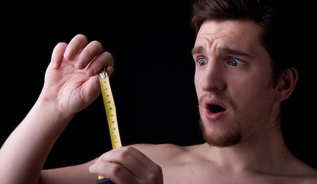 男人在增大前测量阴茎