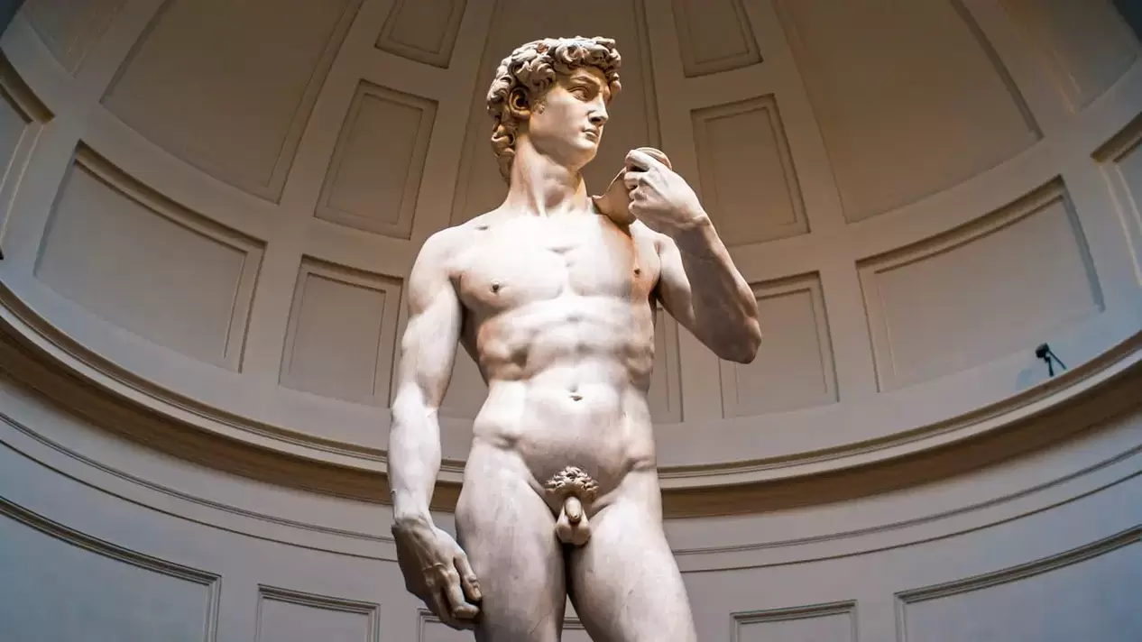 一个拥有美丽阴茎的男人的雕塑